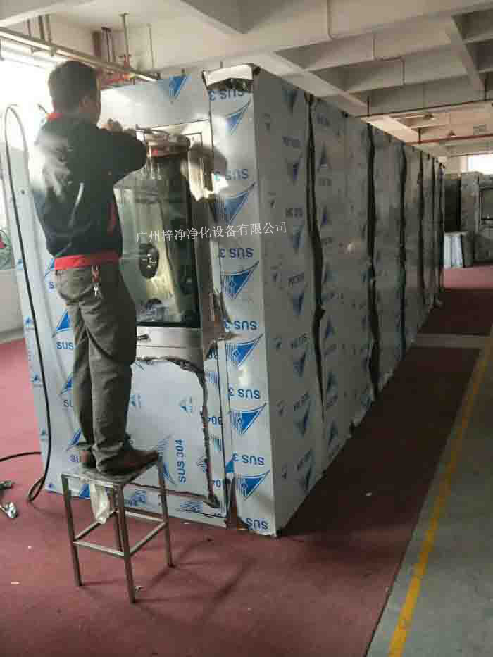 1590型風淋室-標準雙人風淋室是人/貨物進出潔凈室常用的一種凈化裝置。
