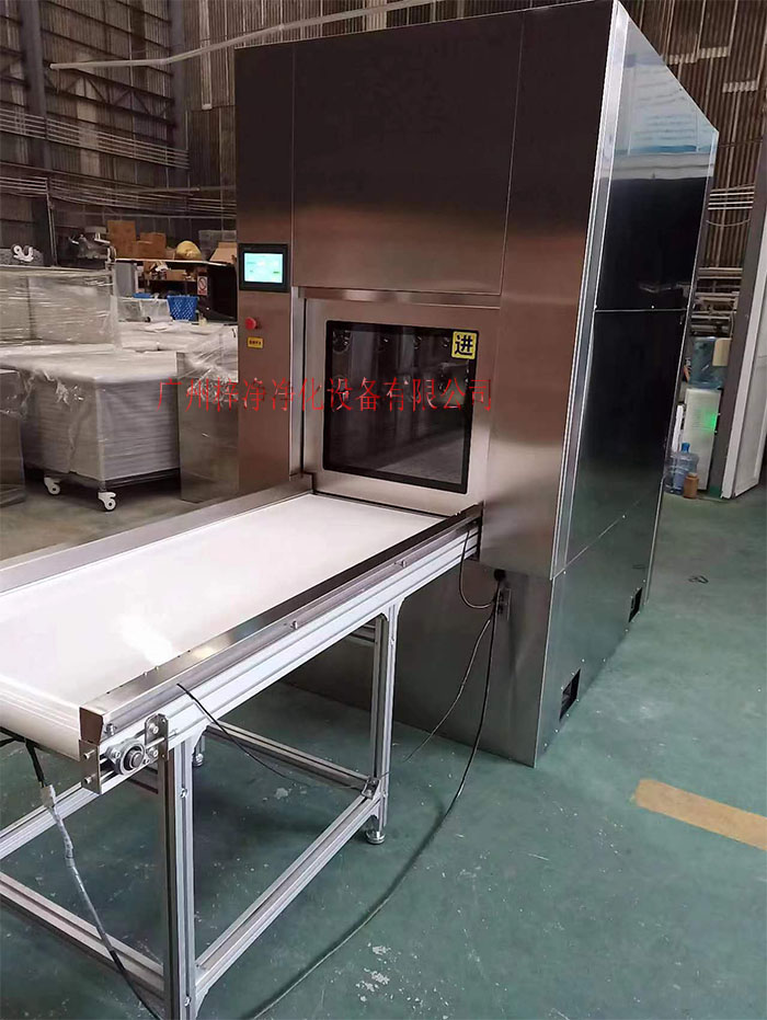 輸送帶傳遞窗還可吹淋被傳遞物品的表面，防止物品可能攜帶塵埃進(jìn)入潔凈室。