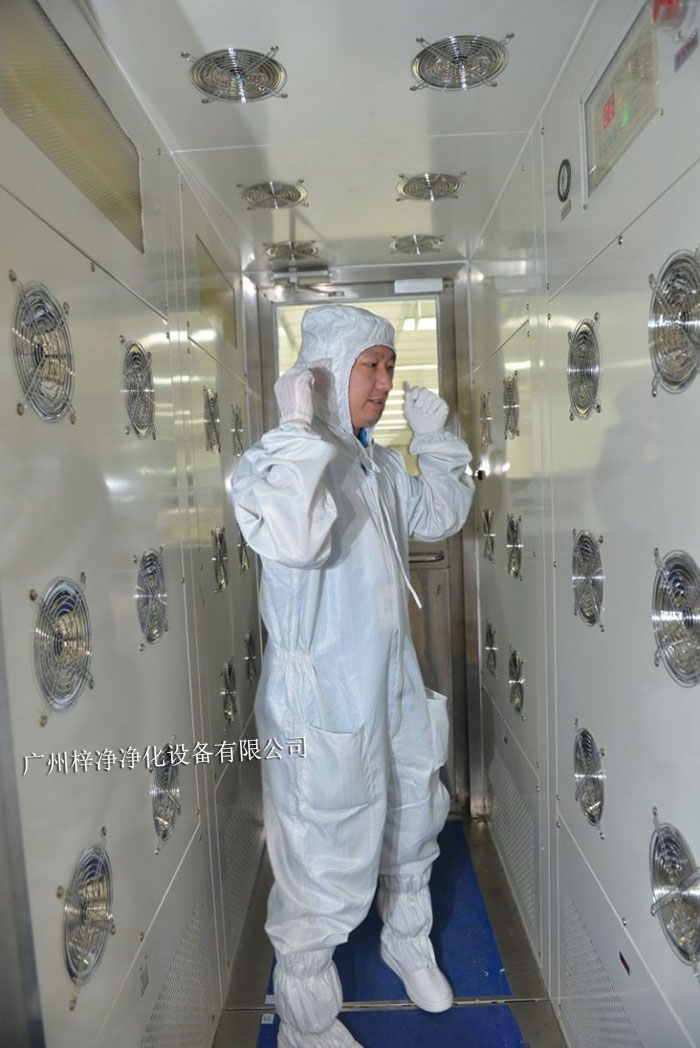 風(fēng)淋室不僅可以為工作人員提供清潔的空氣環(huán)境，還可以對(duì)物料進(jìn)行凈化處理。