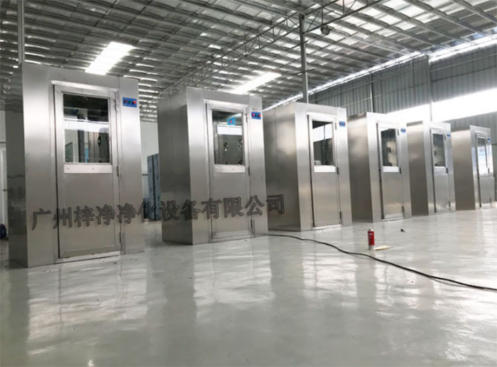全不銹風淋室采用全不銹鋼材質制造，具有良好的耐腐蝕性、耐高溫性和耐磨損性。