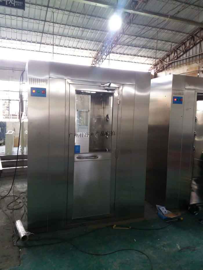 風淋室應配備高效過濾器，確保過濾效率達到行業(yè)要求。