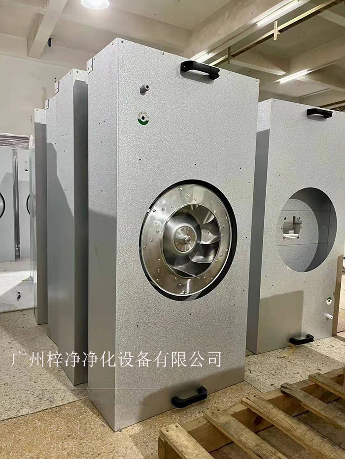 直流FFU適用于半導(dǎo)體、電子、平板顯示器和磁盤驅(qū)動(dòng)器的廠家及光學(xué)、生物工業(yè)及其它對(duì)空氣中污染有嚴(yán)格控制要求的地方。