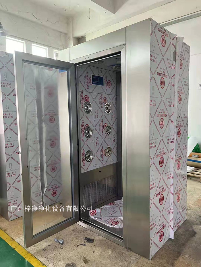 風(fēng)淋室的主要功能是通過高速氣流將塵埃和污物吹離工作人員的衣物和身體，從而確保進(jìn)入潔凈室的環(huán)境符合規(guī)定的潔凈度標(biāo)準(zhǔn)。