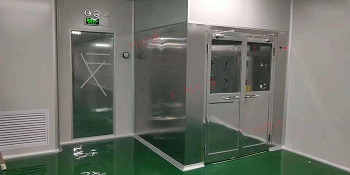 雙開門全不銹鋼風(fēng)淋通道在各個(gè)行業(yè)的應(yīng)用中，都展現(xiàn)了其卓越的性能和設(shè)計(jì)理念