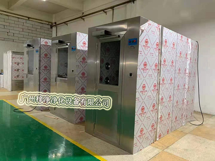 風(fēng)淋室通過(guò)高速氣流將塵埃吹離工作人員的衣物和頭發(fā)，有效降低了進(jìn)入潔凈室內(nèi)的塵埃量，從而維護(hù)了潔凈室內(nèi)的空氣質(zhì)量。