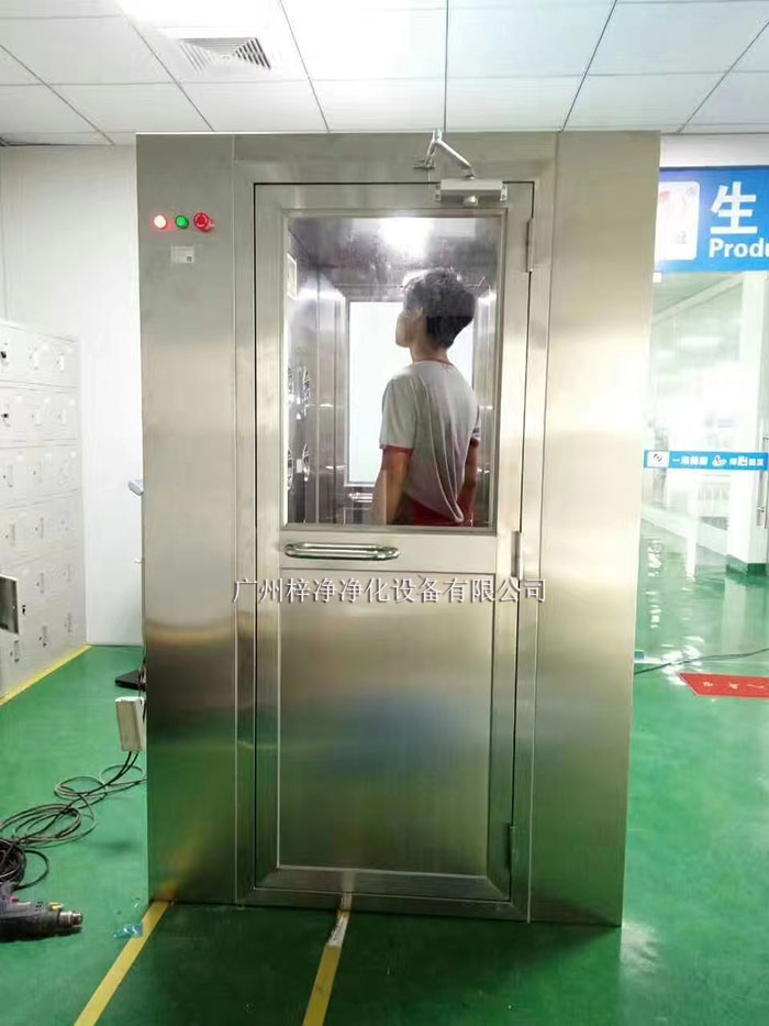 風淋室正確使用對于確保潔凈室的環(huán)境質(zhì)量和產(chǎn)品安全至關(guān)重要。