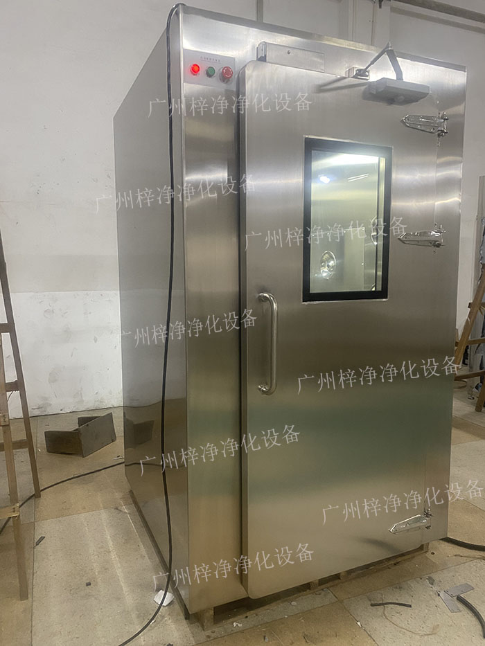 高端滿焊風(fēng)淋室采用滿焊接工藝，無(wú)縫連接，防止塵埃進(jìn)入，確保潔凈室的空氣質(zhì)量。