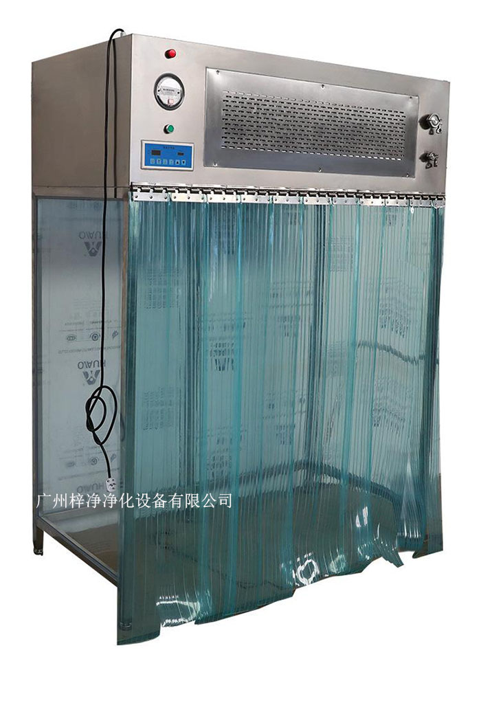 百級潔凈層流罩它主要由箱體、風(fēng)機(jī)、初效空氣過濾器、高效空氣過濾器、阻尼層、燈具等組成。