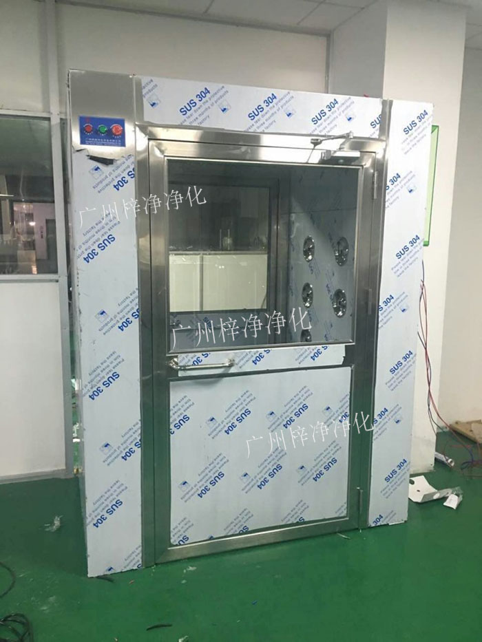 防爆風(fēng)淋室是指風(fēng)淋室的電機(jī)、指示燈、照明燈、接線管必須嚴(yán)格按照防爆標(biāo)準(zhǔn)