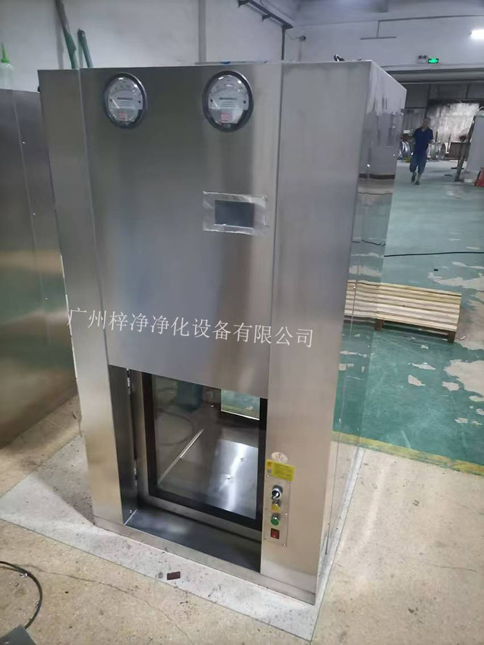 傳遞窗是一種用于潔凈室內(nèi)部或潔凈室與外界之間傳遞物品的設(shè)備，可以防止外部污染進入潔凈室。