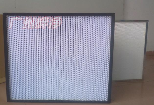 HS有隔板高效過濾器可廣泛用于光學電子、LCD液晶制造，生物醫(yī)藥、精密儀器、飲料食品，PCB印刷等行業(yè)無塵凈化車間的空調(diào)末端送風處。